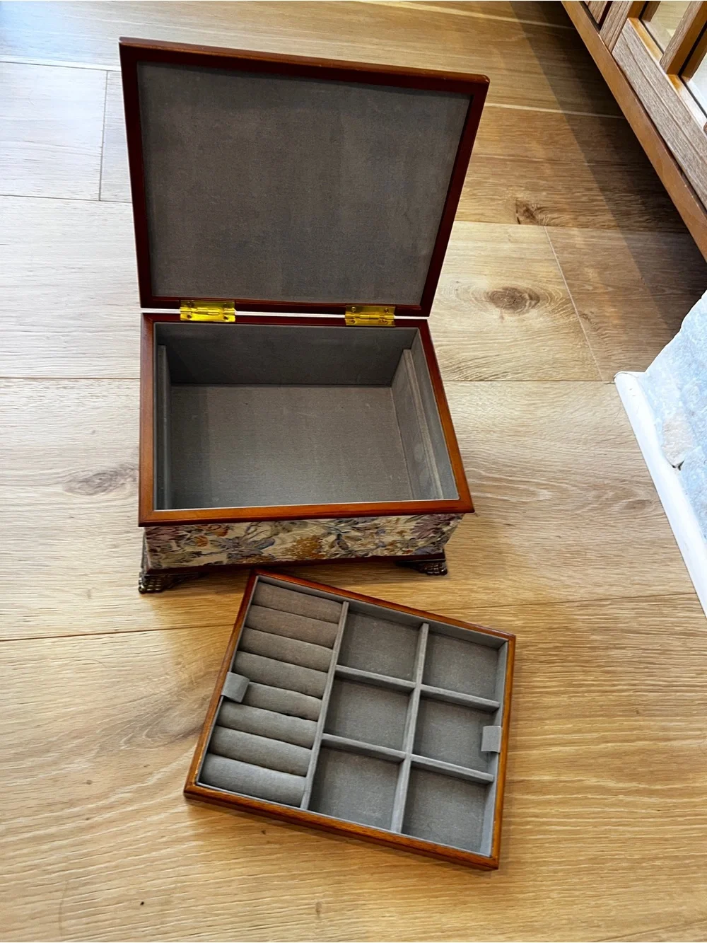 Vintage Floral Tapestry Jewelry Box Wood Trim Removable Tray Ornate Feet
